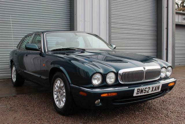 Jaguar XJ8 3.2 V8 Executive (X308) Saloon Petrol Green